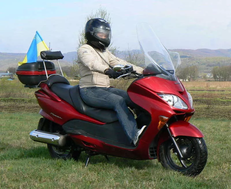 Макси-скутер Honda Forza  8
