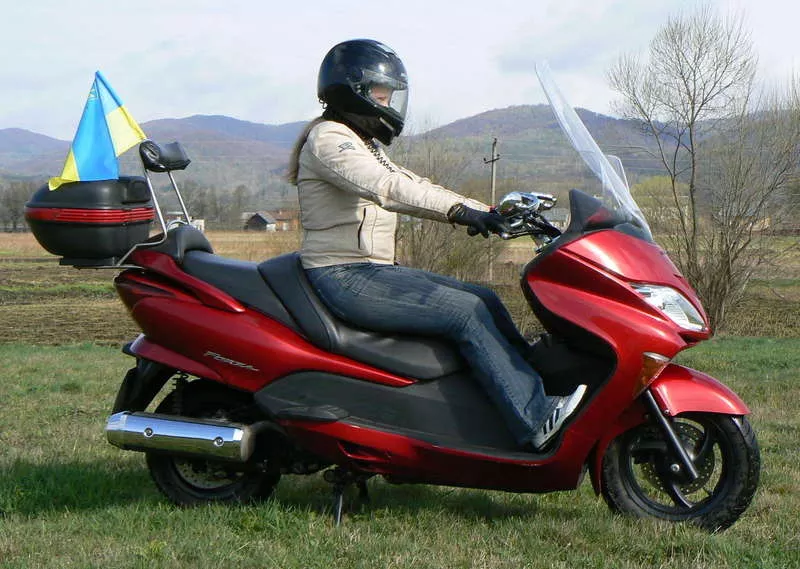 Макси-скутер Honda Forza  9