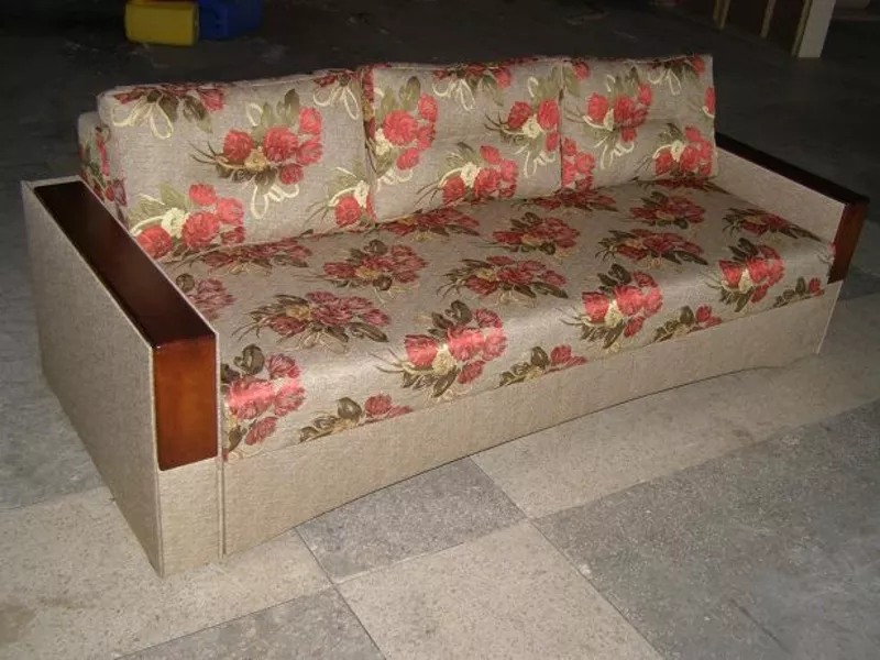 Сучасний диван єврокнижка з дерев