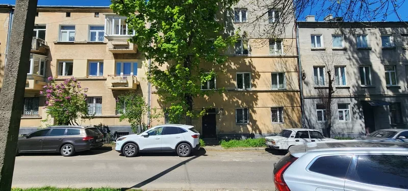 Продаж 4-кімнатної квартири вул. Скісна,  4